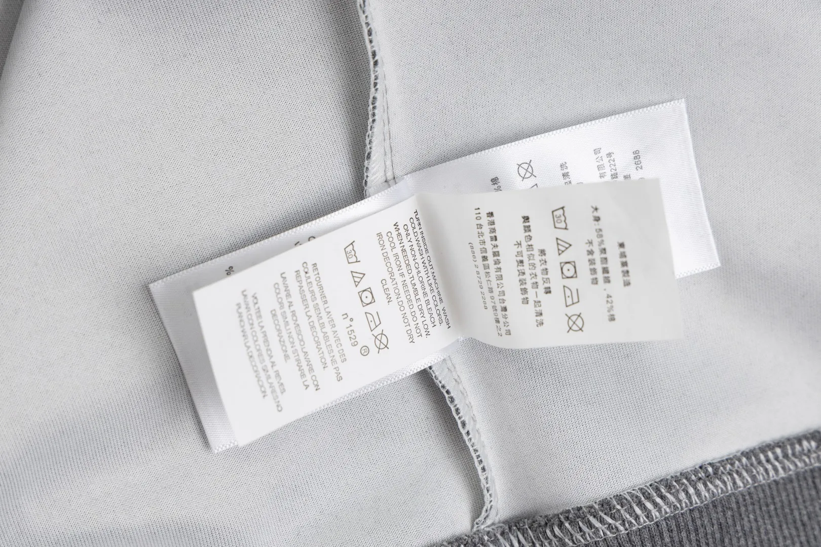 P236 #R95 Ralph Lauren/Ralph Lauren Twelve Color Pony🐎 Embroidered zipper cardigan jacket hooded sweatshirt This hooded sweatshirt is decorated with a simple style that represents Ralph Lauren. It is paired with a pony embroidery pattern, which is three-dimensional and full! The solid color fabric paired with exquisite embroidery instantly sets it off! Hooded sports design, loose and casual fit! The overall texture is very strong! Through the pictures, we can feel the thickness and texture of custom-woven and dyed threads. The workmanship is exquisite. They are shipped from major foreign trade factories. They are all made by masters with many years of experience. Everything is of high standards and requirements! Simple and versatile style ~ super delicate and soft, close to the body without being tied, all fabrics and accessories are original custom-made and of high quality! Perfectly reflects the brand’s sense of superiority! Standard cut, comfortable stretch, unrestricted movement! Highly practical, high-end and classy! Versatile style ~ can be paired with jeans or jogging pants. Ideal for transitioning from your morning commute to weekend events!  Color: Black with red label Black with white label Khaki Navy blue with red label Navy blue with white label White Light gray Dark gray Burgundy Army green Light blue Pink Size: S M L